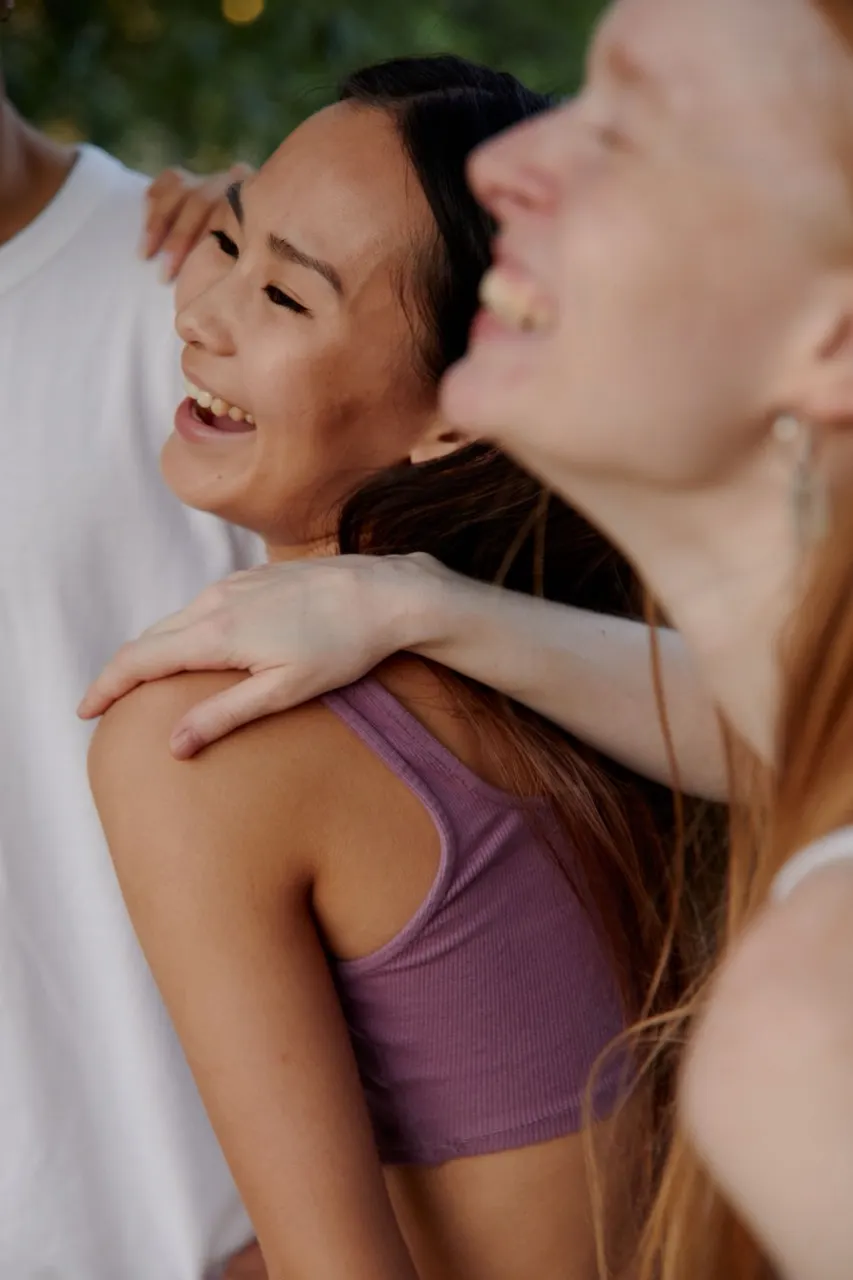 Ragazze e ragazzi in un momento di confronto