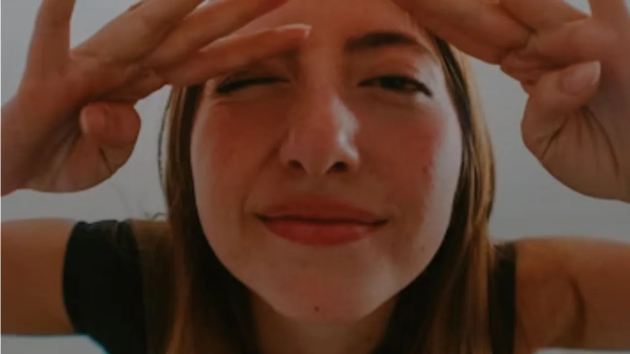 Ragazza sorridente in primo piano