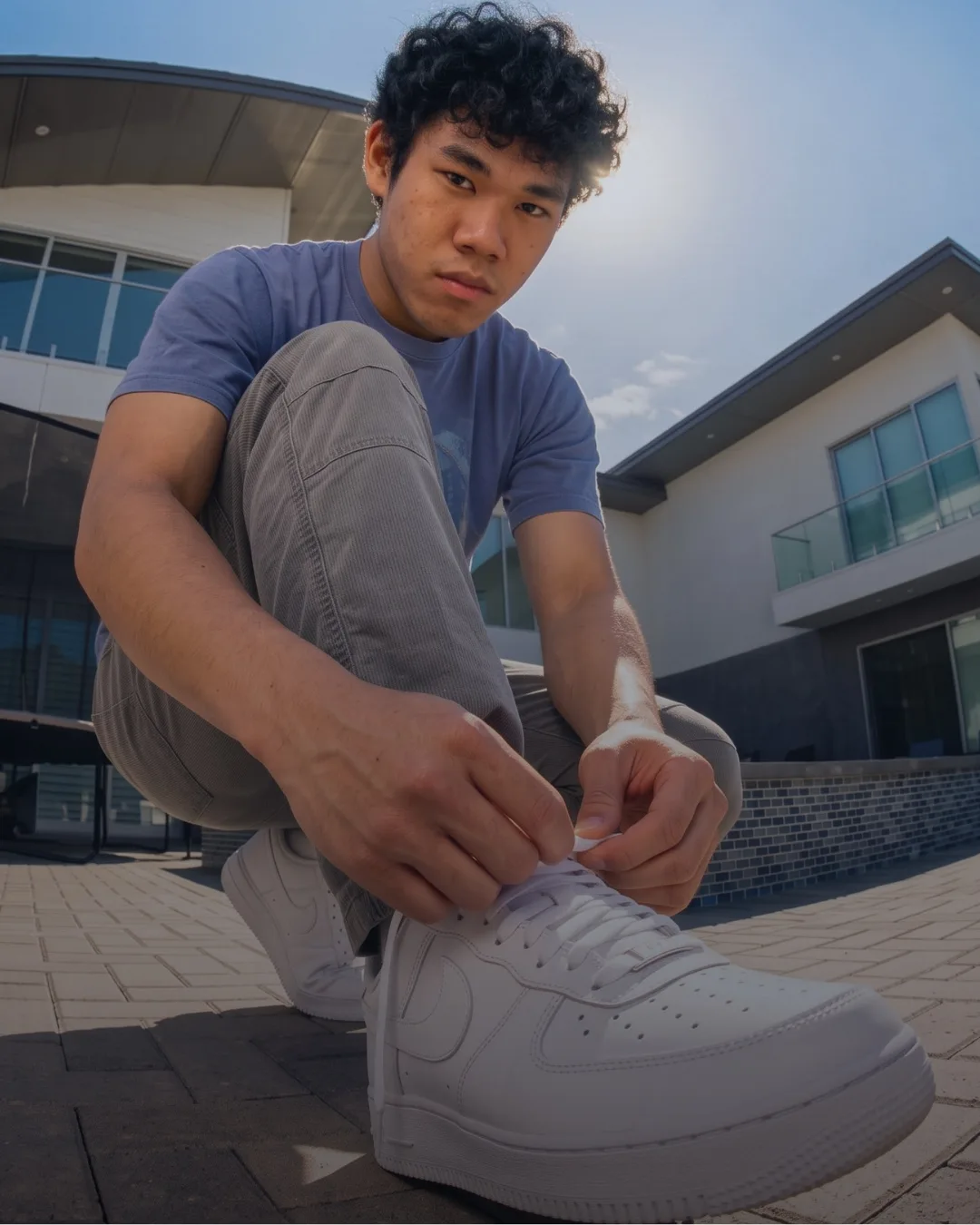 Ragazzo mentre allaccia le scarpe